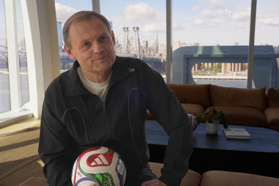 Im Interview spricht Björn Gulden, Geschäftsführer von adidas, über die Präsentation des WM-Balls und das anstehende Turnier. Außerdem äußert er sich zu der Tatsache, dass es das vorerst letzte Turnier sein wird, das adidas und der DFB gemeinsam bestreiten.