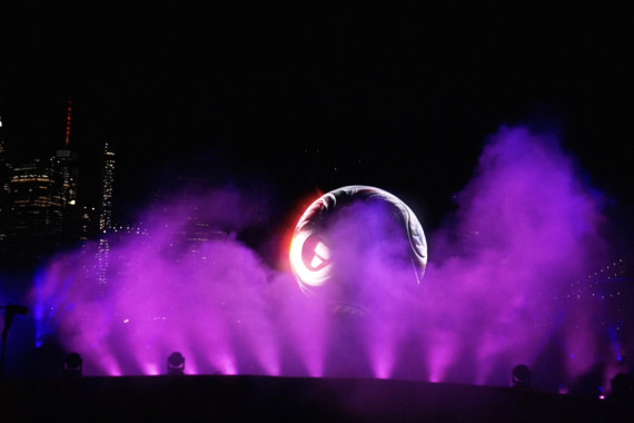 Schnittbilder von der Lichtshow vor der Skyline von Manhattan, bei der der Spielball TRIONDA vorgestellt wurde.