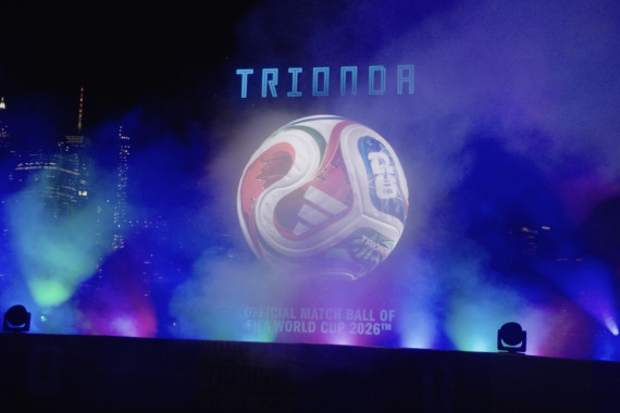 Schnittbilder des Spielballs bei der Präsentation vor der Skyline von Manhattan