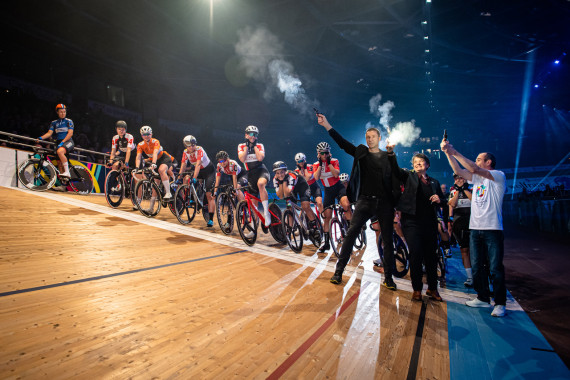 (vl.n.r.): Radsportlerinnen (Damen Punkterennen), Jens Voigt, Dr. Nicola Böcker-Giannini, Robert Herberg