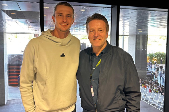 Auch 2025, 2026 und 2027 bei den TERRA WORTMANN OPEN dabei: Alexander Zverev (links) und Turnierdirektor Ralf Weber besiegeln die beschlossene Vertragsverlängerung per Handschlag.