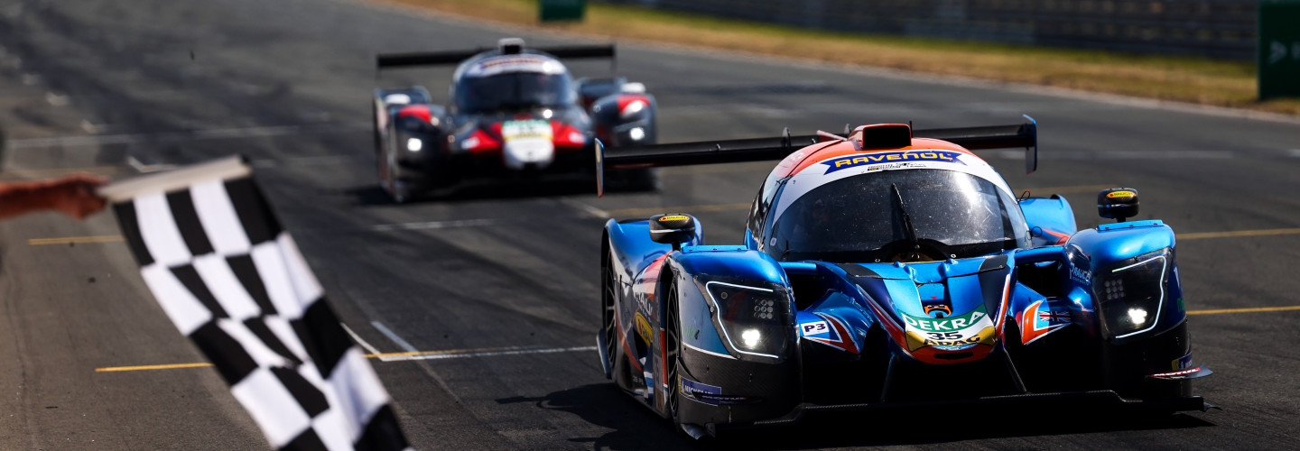 Elia Sperandio Alex Cascatau sehen die Zielflagge knapp vor Markus Pommer Gary Hauser als Dritte