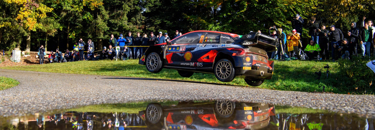 Großzügigen Fan Zones der CER bieten Besuchern eein sicheres Rallyevergnügen
