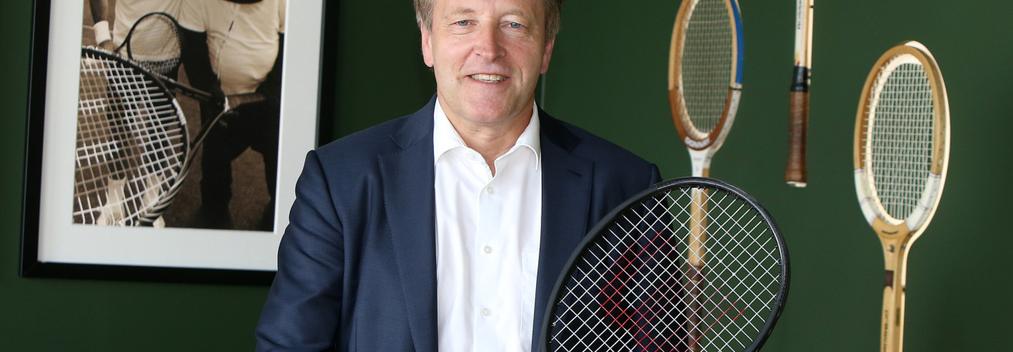 Turnierdirektor Weber mit dem Original-Schläger von Roger Federers letztem Spiel beim Laver Cup