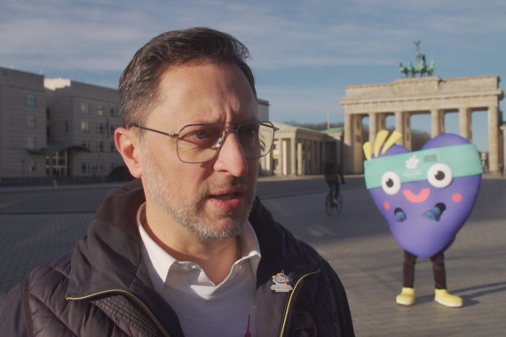 In Interview spricht Albert Tuemann, Chief Marketing and Communications Officer Special Olympics World Games Berlin 2023, u.a. über das Maskottchen-Design und weitere Veranstaltungen gemeinsam mit dem gut gelaunten Herz.