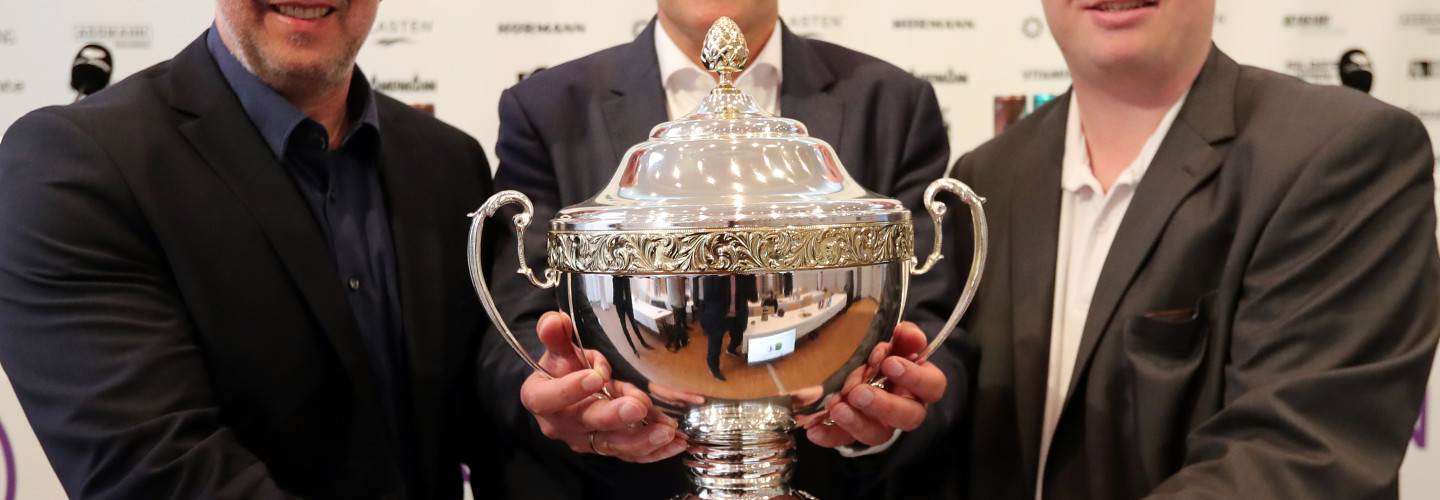 Frank Heinkel (links, Leiter Hallen- und Veranstaltungsmanagement), Ralf Weber (Mitte, Turnierdirektor und geschäftsführender Gesellschafter OWL ARENA) und Sven Wortmann (Wortmann AG) freuen sich auf das große Turnierjubiläum vom 17. Bis 25. Juni 2023.