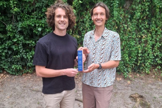 Kategorie Ökologische Orientierung - Maël Corboz (Gründer von Goals For Tomorrow und Kapitän von Arminia Bielefeld), Justus Schröer (FanQ GmbH), v.l.n.r.