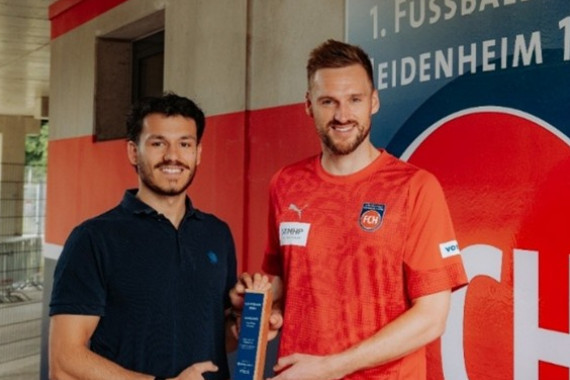 Kategorie Sportliche Fairness - Paul Altmann (Die Bayerische), Patrick Mainka (Kapitän des 1.FC Heidenheim), v.l.n.r.