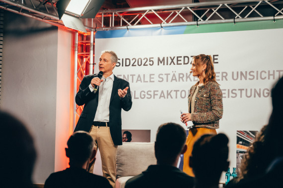 Rainer Finke und Moderatorin Nele Ocik im Gespräch