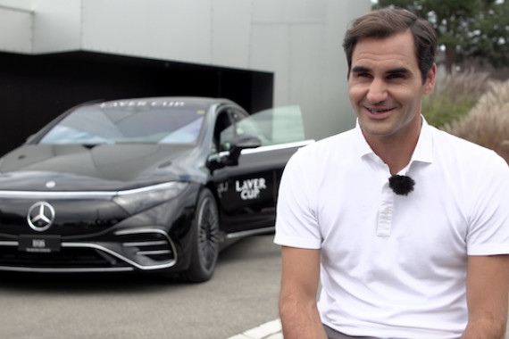 Exklusives Interview mit Tennis-Legende Roger Federer im Vorfeld des Laver Cup 2021 in Boston. Der 20-malige Grand-Slam-Sieger, der aufgrund einer Knie-OP nicht an dem Turnier teilnehmen kann, spricht u.a. über seinen Regenerationsverlauf, die verpasste Chance von Novak Djokovic auf den Gewinn des Gran Slams, und die Entwicklung des Laver Cup.