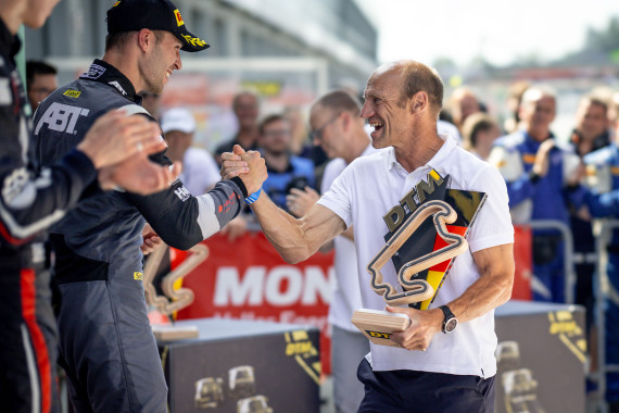 Hans Pflügler überreichte Kelvin van der Linde seinen Pokal