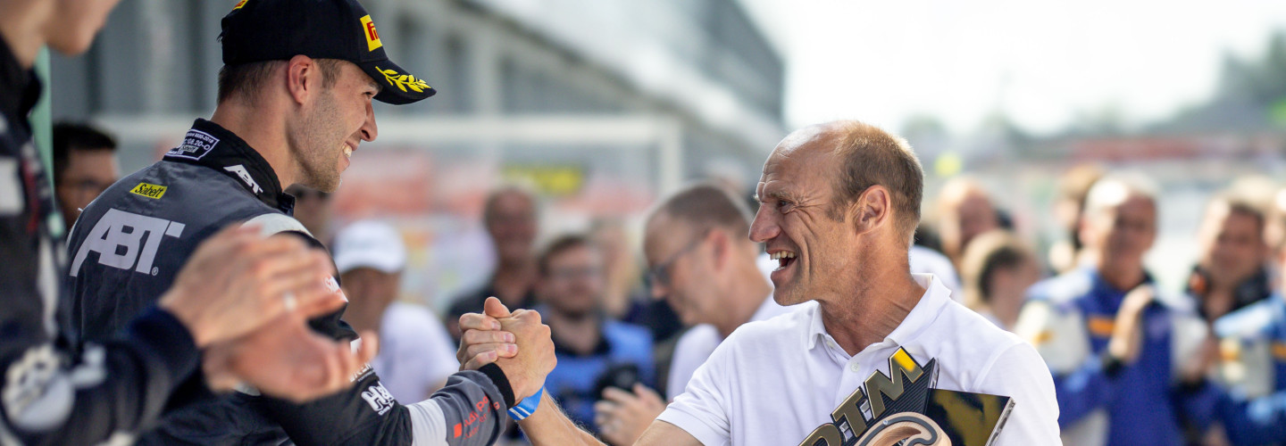 Hans Pflügler überreichte Kelvin van der Linde seinen Pokal