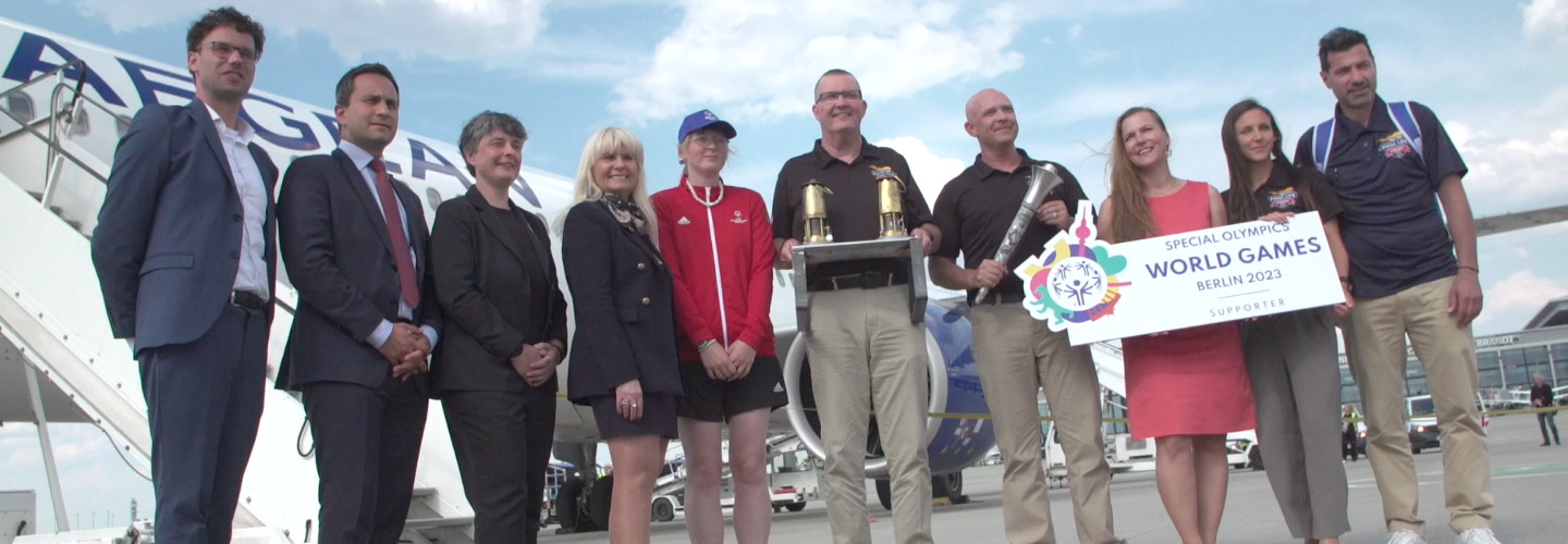 Footage von der Ankunft der "Flame of Hope" am Flughafen Brandenburg Berlin.
