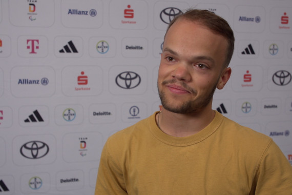 Im Interview spricht Kugelstoßer Yannis Fischer u.a. über seinen Weg zu den Paralympischen Spielen und die Einkleidung.