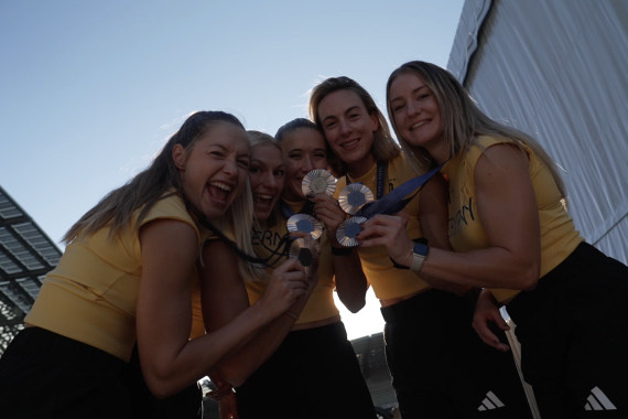 Footage vom sogenannten Medal Walk und dem anschließenden Bühnentalk mit den Bronzemedaillengewinnern der Sprint-Staffel um Gina Lückenkemper, Lisa Mayer, Rebekka Haase, Alexandra Burghardt und Sophia Junk.