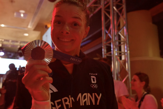 Footage vom sogenannten Medal Walk und dem anschließenden Bühnentalk mit Golferin Esther Henseleit.