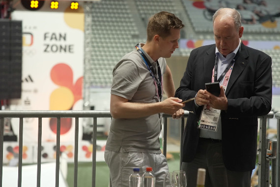 Schnittbilder von Fürst Albert von Monaco, der das Deutsche Haus Paris besuchte.