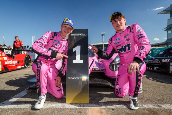 Pluschkell und Angelard freuen sich über ihren ersten Erfolg im Prototype Cup Germany