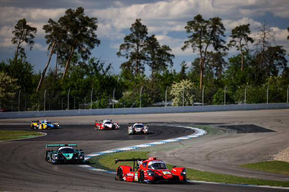 Riccardo Leone Cirelli und Mattias Bjerre Jakobsen (rotes Fahrzeug) fuhren anfangs vor Danny Soufi _ Pavel Lefterov (schwarz-türkisfarbenes Fahrzeug), im Ziel war die Reihenfolge dann andersrum