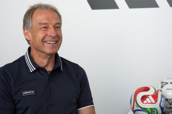 Im Interview spricht Fußball-Weltmeister Jürgen Klinsmann über das neue Deutschlandtrikot und die Bedeutung junger Stars für die DFB-Elf.