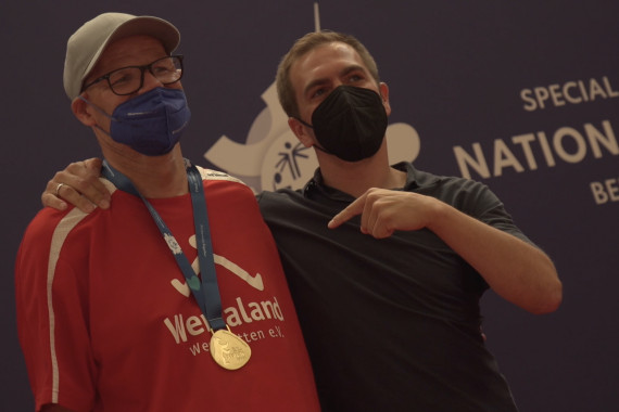 Die ehemaligen Profi-Fußballer und Special-Olympics-Botschafter Celia Sasic und Philipp Lahm haben die Athleten der Nationalen Spiele 2022 in Berlin besucht. Unter anderem schauten sie sich ein Unified-Handballspiel an und traten bei der Siegerehrung der Boccia-Wettbewerbe auf.