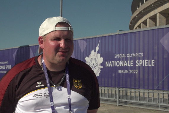 Dennis Mellentin, Special Olympics Athletensprecher, spricht u.a. über das Treffen mit den Profis von Hertha BSC.