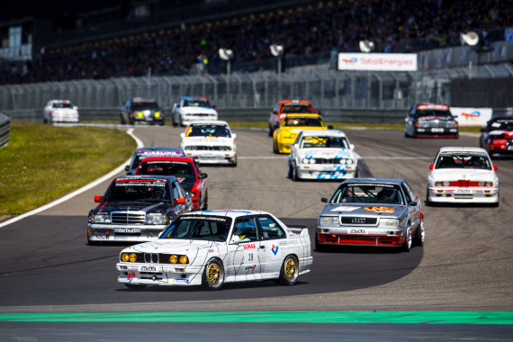 Fast 30 historische Boliden sind mit von der Partie