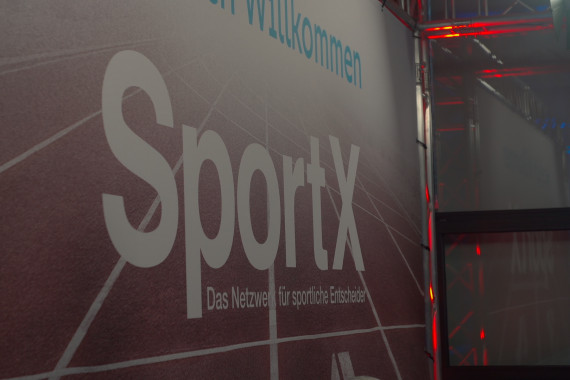 Footage der Veranstaltung, die das Thema "New Kids in the Block - wie NFL und Baller League den Sportmarkt in Deutschland aufmischen" behandelt hat.