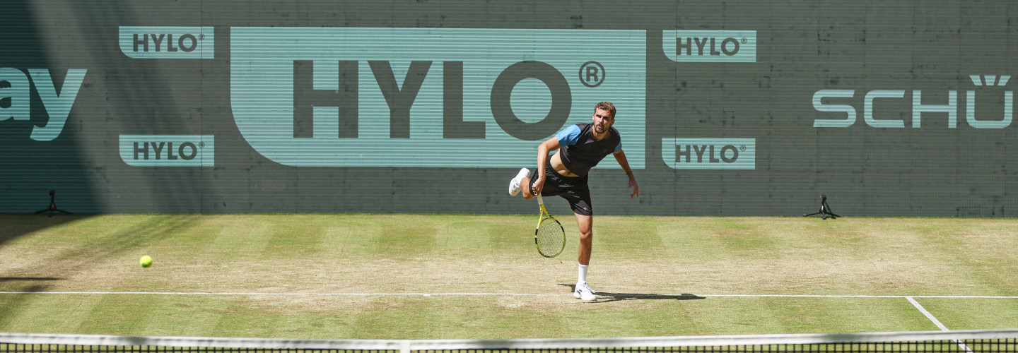 Oscar Otte, TERRA WORTMANN OPEN-Halbfinalist 2022, erhält von Turnierdirektor Ralf Weber eine Wildcard für die Qualifikation zum ATP 500er-Rasenwettbewerb