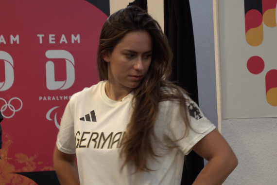 Schnittbilder zur Einkleidung von Team Deutschland unter anderem mit Bahnradsportlerin Emma Hinze, Windsurferin Theresa Steinlein und DOSB-Vorstandsvorsitzender Torsten Burmester.