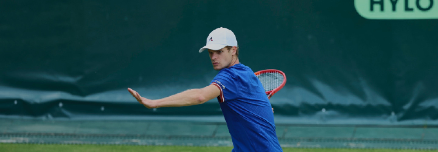 Yannick Hanfmann will sich in der Qualifikation einen Platz im Hauptfeld der 30. TERRA WORTMANN OPEN erspielen, hofft jedoch gleichzeitig auf die letzte Wildcard für den Rasenwettbewerb in HalleWestfalen.