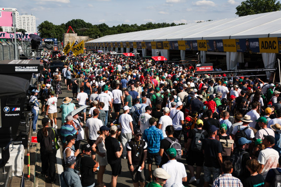 In allen DTM-Tickets ist der kostenlose Zugang zum Pitwalk enthalten