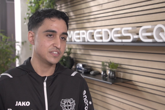 Furkan Kayacik von Bayer Leverkusen 04 hat sich beim dem Turnier überraschend gegen FIFA Profi-Kollegen Tim Katnawatos vom 1. FC Köln durchgesetzt. Im Interview spricht der FIFA-Profi unter anderem über das anstehende VBL-Finale, seinen Sieg beim eJuniorCup 2022, die Besonderheiten des Events und die Chance durch solche Veranstaltungen die Bekanntheit des eSports zu steigern