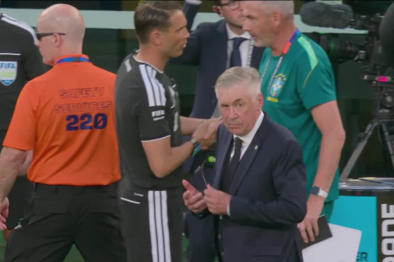 Brasiliens Trainer Carlo Ancelotti hat seiner Mannschaft mehr Disziplin verordnet. Nach der ersten Trinkpause kam die Botschaft auch bei seiner Mannschaft an.