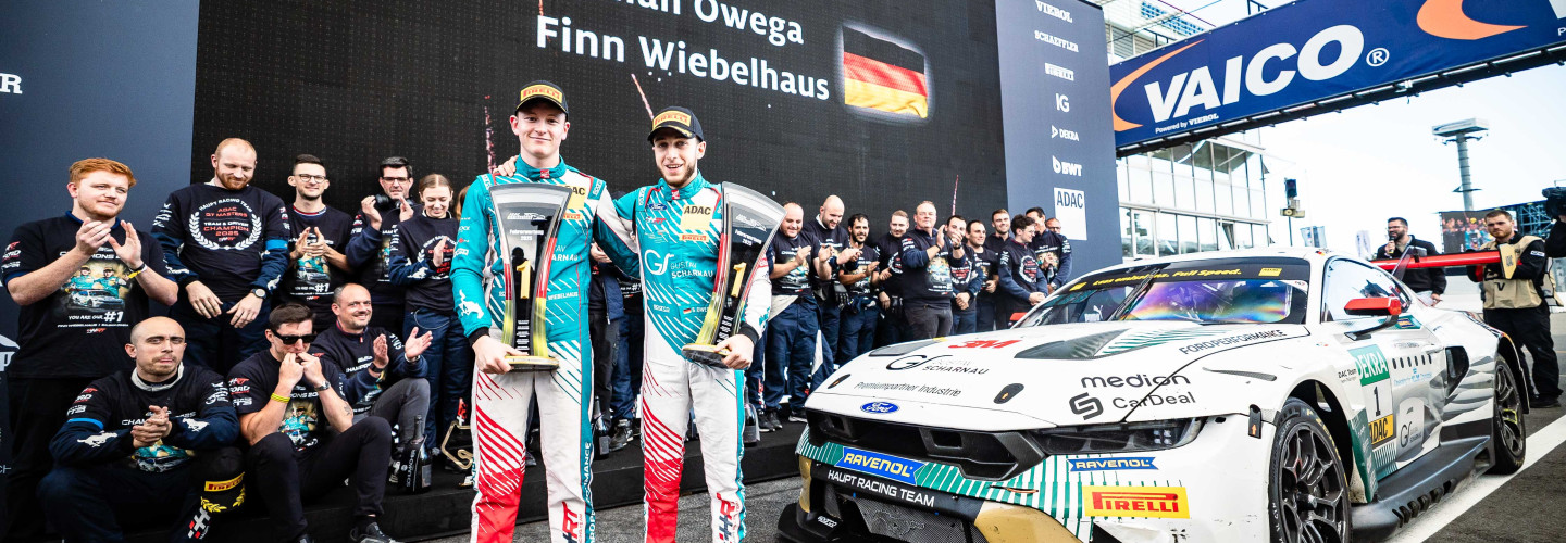 Finn Wiebelhaus und Salman Owega mit ihrem Haupt Racing Team bei der Siegerehrung