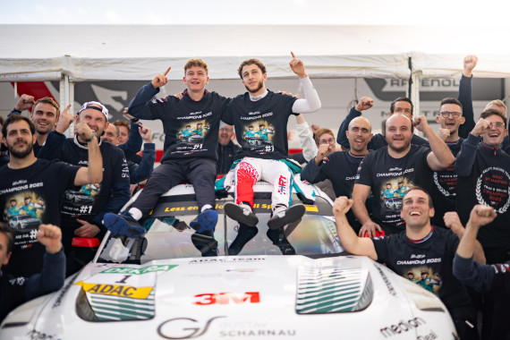 Finn Wiebelhaus und Salman Owega jubeln über ihren Titel