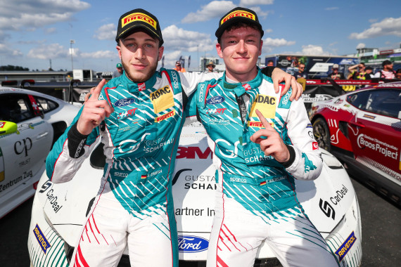 Salman Owega und Finn Wiebelhaus nach ihrem Sieg am Nürburgring