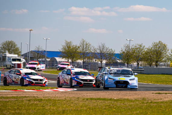 Bäckman und ROJA Motorsport wollen sich gegen Team Engstler durchsetzen