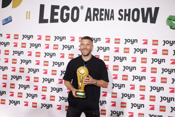 Lukas Podolski bei der LEGO® Arena Show kurz vor dem ersten Deutschlandspiel.