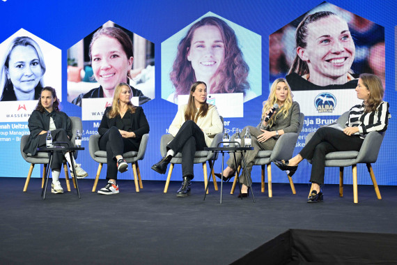 v.l. Lisa Währer, Managing Director & Co-Founder, FC Viktoria Berlin, Lenah Ueltzen-Gabell, Group Managing Director, Wasserman - Brands & Properties, Svenja Brunckhorst, 3x3 Olympic Gold Medalist & Women’s Sports Manager, ALBA BERLIN, Victoire Cogevina Reynal, Co-CEO & Co-Founder, Mercury 13, Maya Herm, AVP, Associate Vice President, Wasserman - The Collective