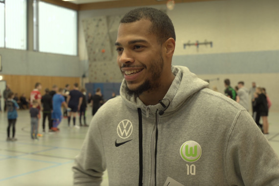 Im Interview spricht Fußball-Nationalspieler Lukas Nmecha u.a. über seinen Besuch bei den Handicap Kickers sowie seinen Genesungsprozess.