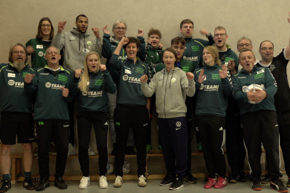 Großer Besuch bei den Handicap Kickers: Nationalspieler Lukas Nmecha und Fußball-Weltmeisterin Conny Pohlers haben Niedersachsens ersten durchweg inklusiven Fußballverein in Hannover besucht.