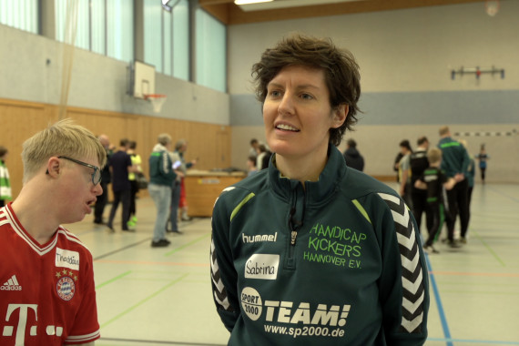 Im Interview spricht Trainerin und Gründerin des Handicap Kickers Hannover e.V. Sabrina Rathing u.a. über ehrenamtliches Engagement im Fußball.