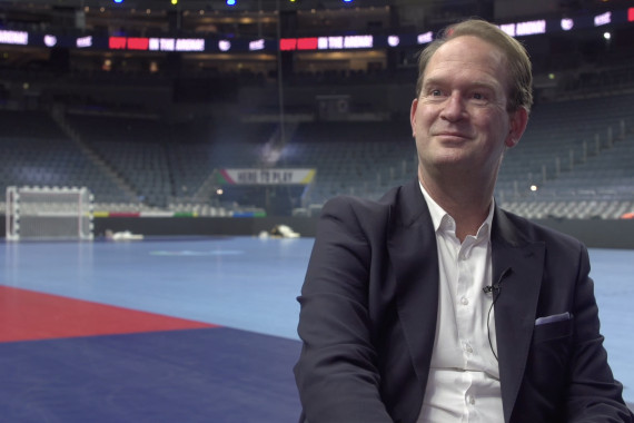 Im Interview spricht Stefan Löcher, Geschäftsführer LANXESS arena, u.a. über den Aufbau und die Umsetzung der Illumination.