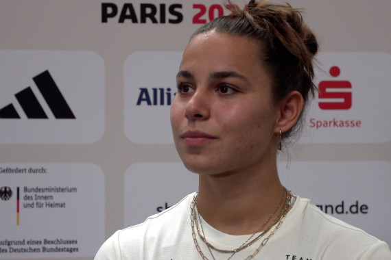 Im Interview spricht Vize-Fußball-Europameisterin Lena Oberdorf u.a. über die Einkleidung und ihre Erwartungshaltung vor den Olympischen Spielen in Paris.