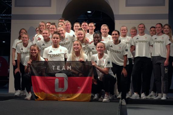 Schnittbilder zur Einkleidung von Team Deutschland mit den DFB-Frauen.