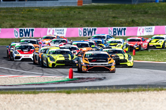 Hugo Sasse begann das Rennen im Aston Martin von der Pole-Position