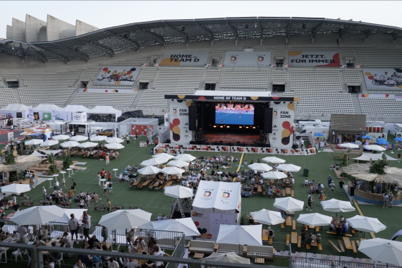 Footage vom Deutschen Haus Paris und der Fan Zone.