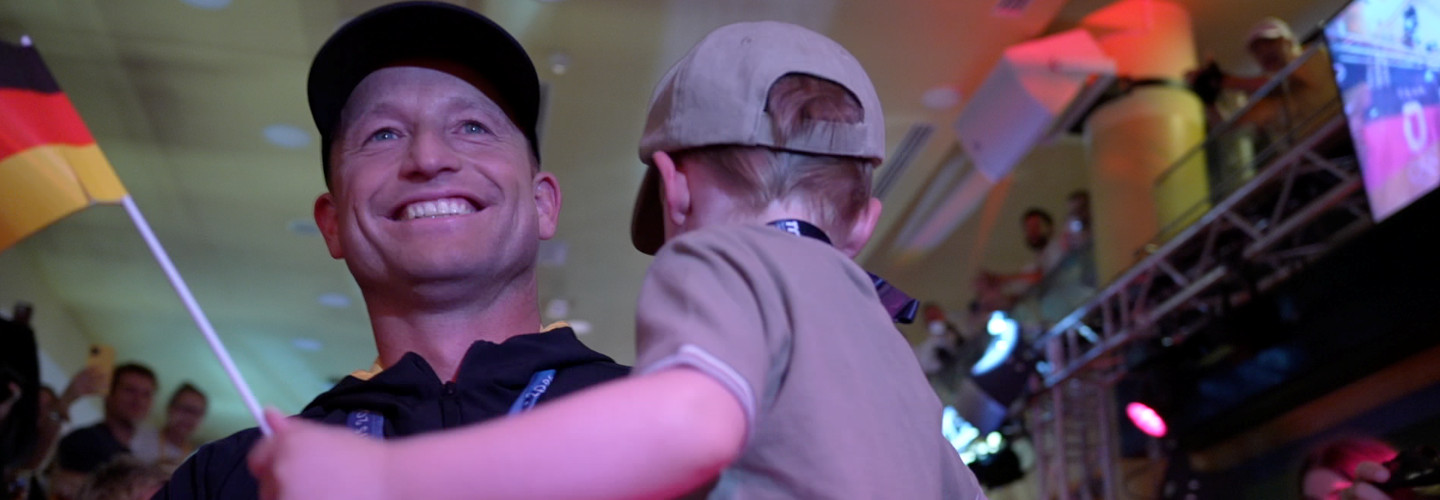 Michael Jung feiert Goldmedaille