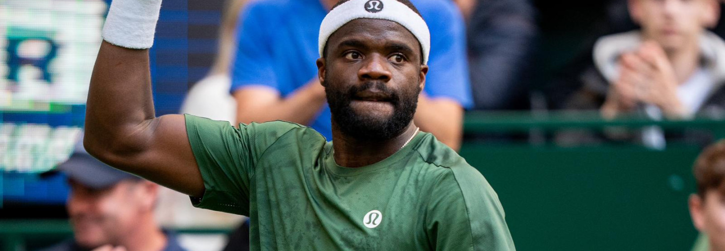 Der US-Amerikaner Francis Tiafoe besiegt French-Open-Finalist Flavio Cobolli in Runde eins mit 2:6 und 6:7 (4:7).